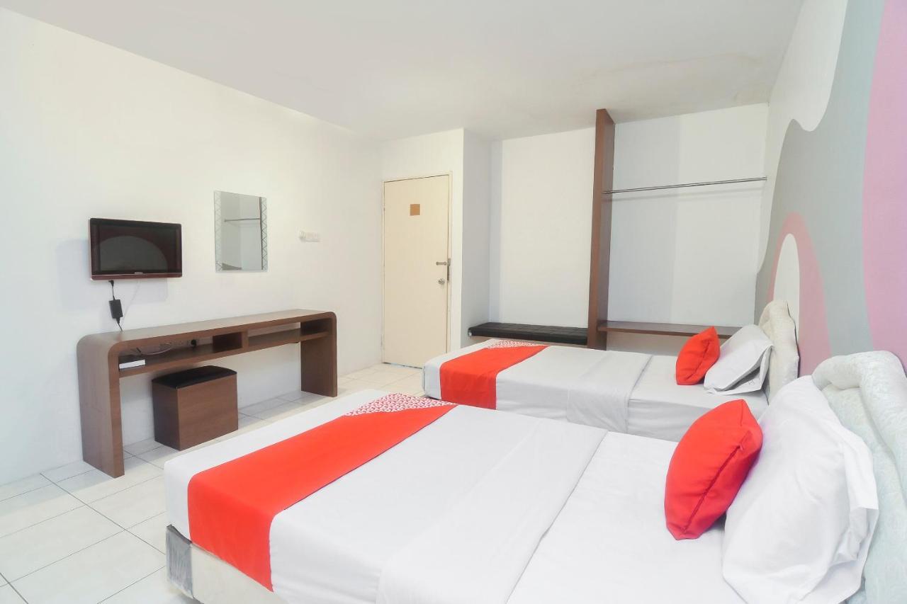Oyo 44034 Furama Lodging House Kuching Extérieur photo