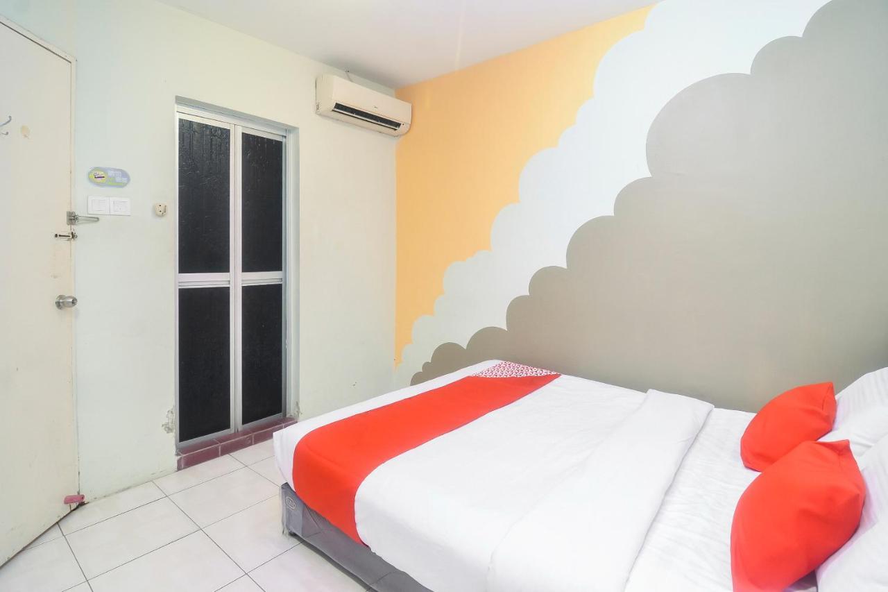 Oyo 44034 Furama Lodging House Kuching Extérieur photo