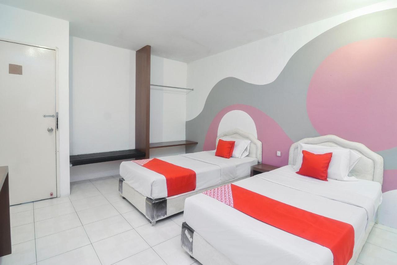 Oyo 44034 Furama Lodging House Kuching Extérieur photo