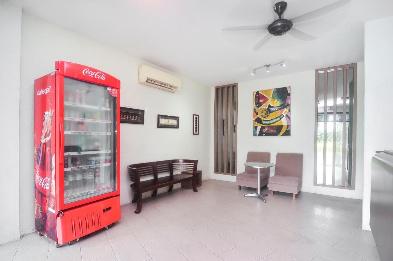 Oyo 44034 Furama Lodging House Kuching Extérieur photo