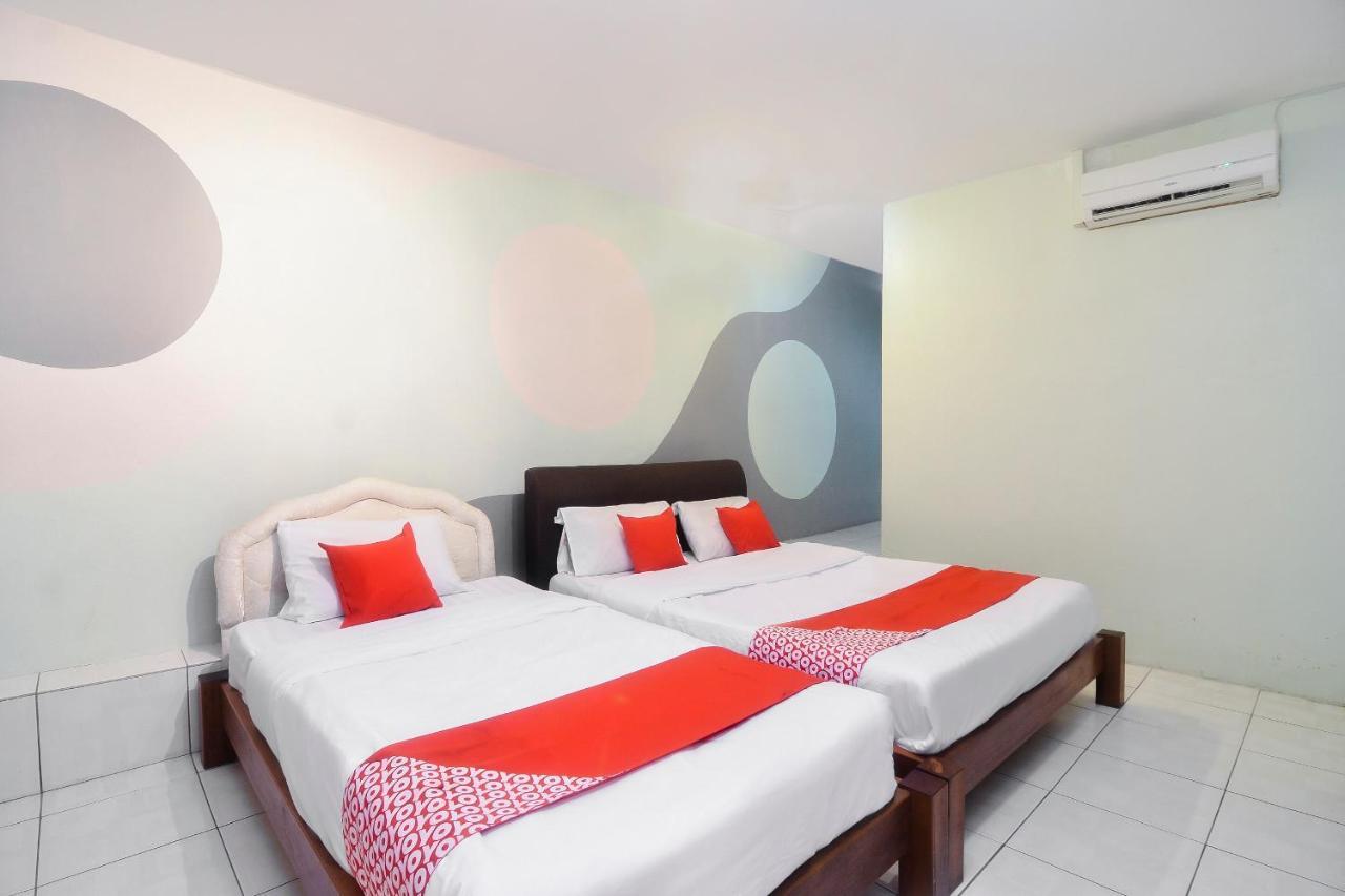 Oyo 44034 Furama Lodging House Kuching Extérieur photo