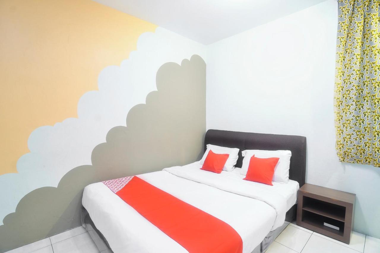 Oyo 44034 Furama Lodging House Kuching Extérieur photo