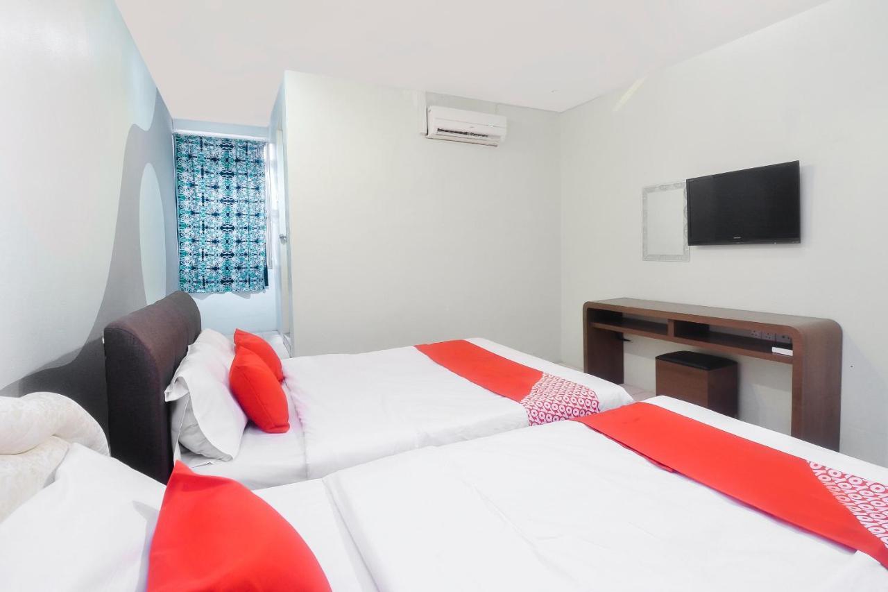 Oyo 44034 Furama Lodging House Kuching Extérieur photo