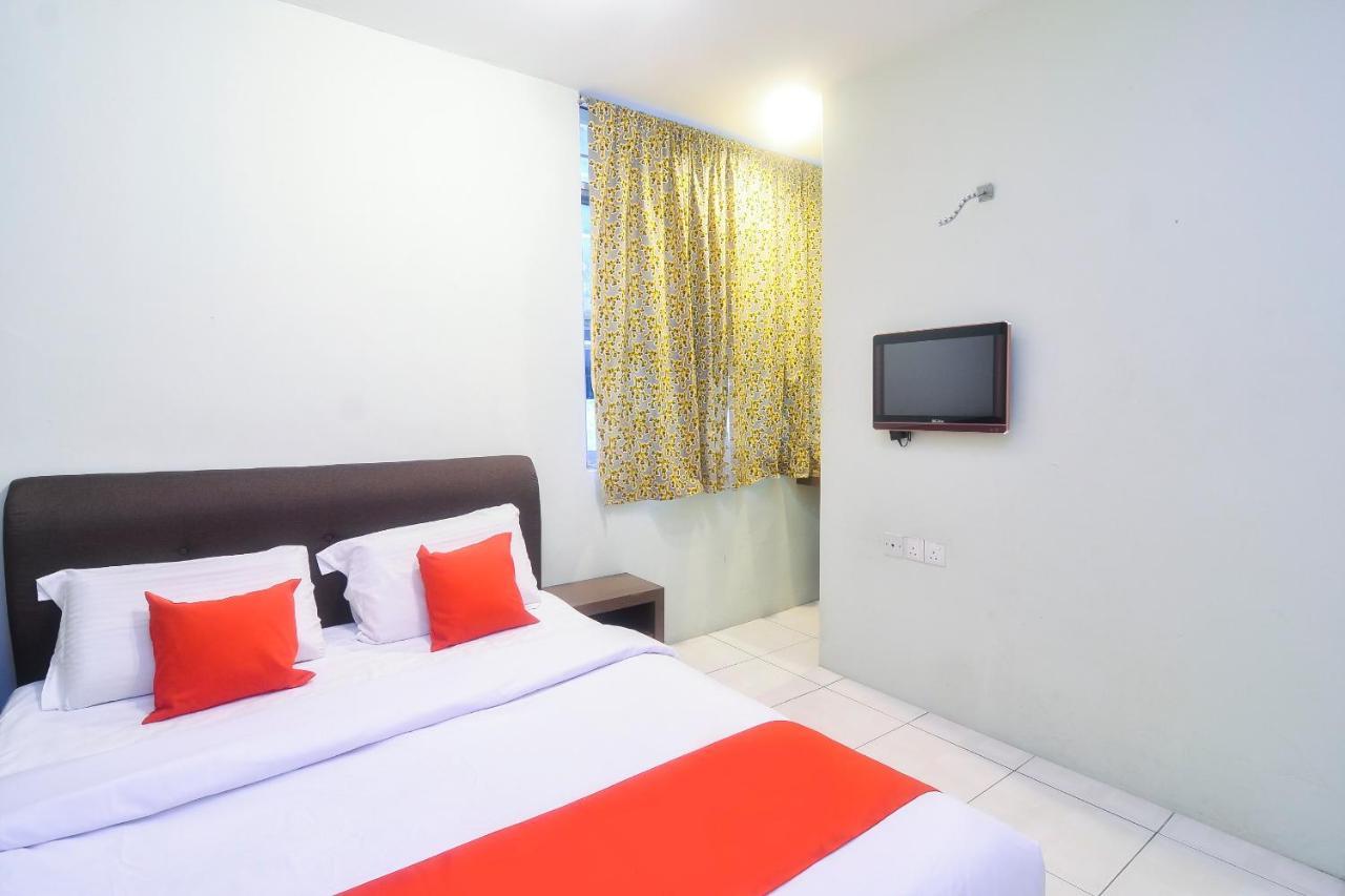 Oyo 44034 Furama Lodging House Kuching Extérieur photo