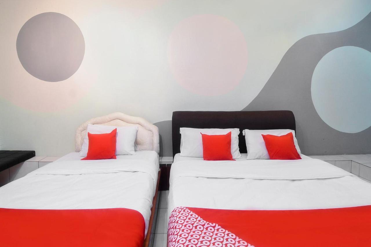 Oyo 44034 Furama Lodging House Kuching Extérieur photo