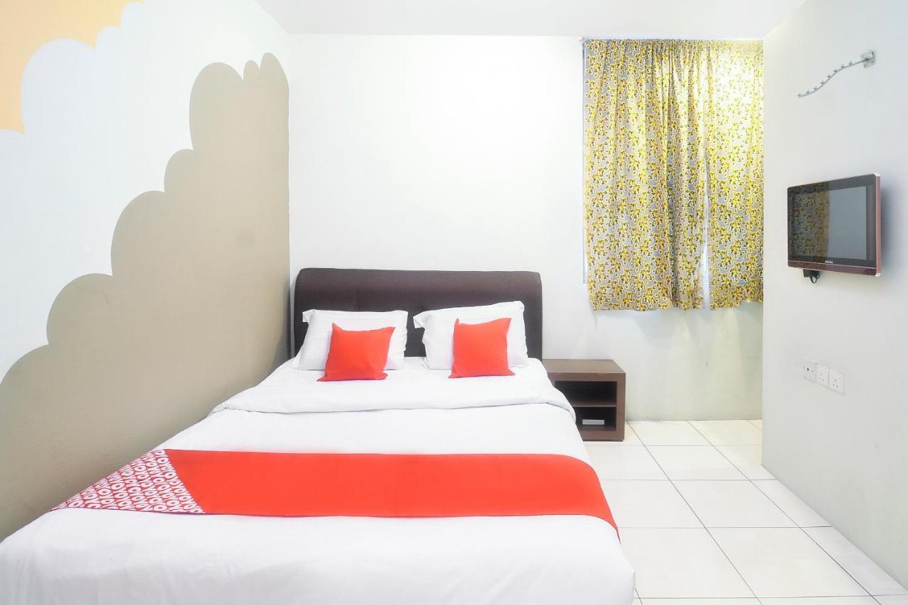 Oyo 44034 Furama Lodging House Kuching Extérieur photo