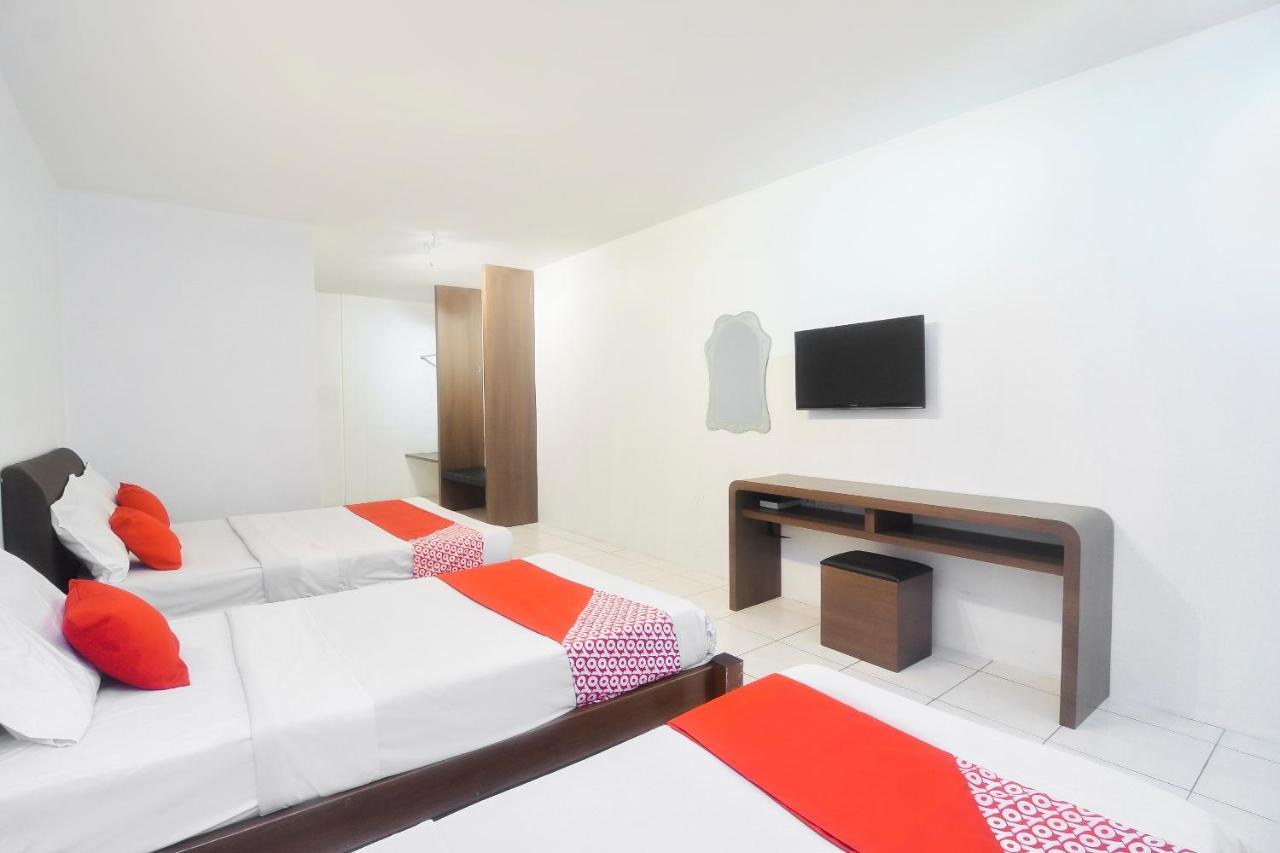 Oyo 44034 Furama Lodging House Kuching Extérieur photo