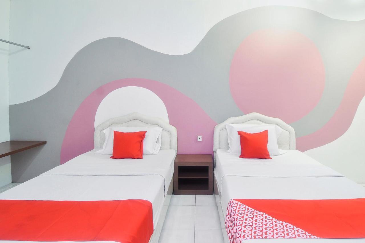 Oyo 44034 Furama Lodging House Kuching Extérieur photo