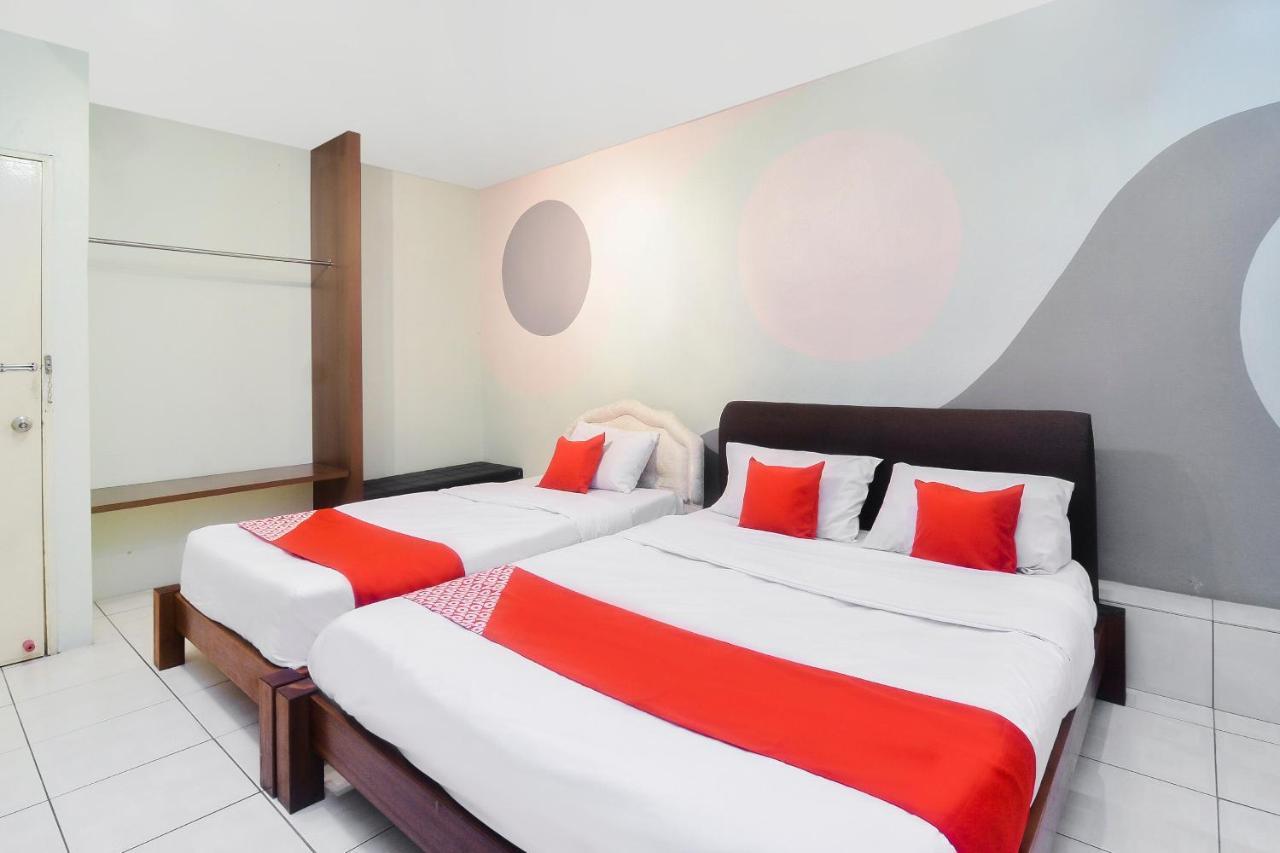 Oyo 44034 Furama Lodging House Kuching Extérieur photo