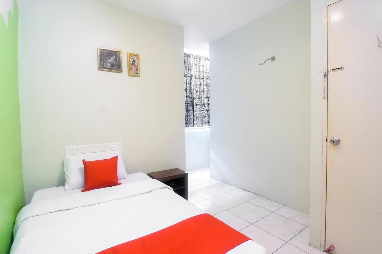 Oyo 44034 Furama Lodging House Kuching Extérieur photo