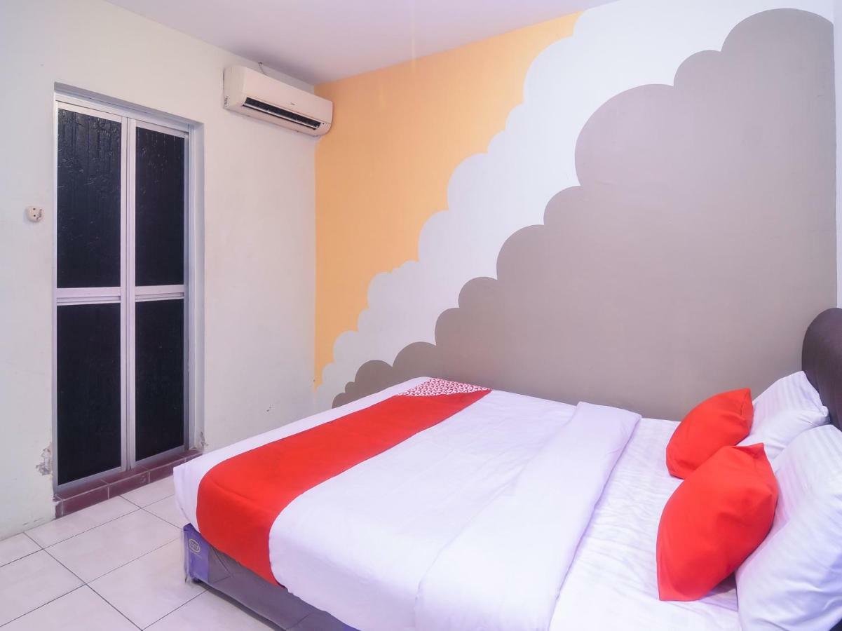 Oyo 44034 Furama Lodging House Kuching Extérieur photo