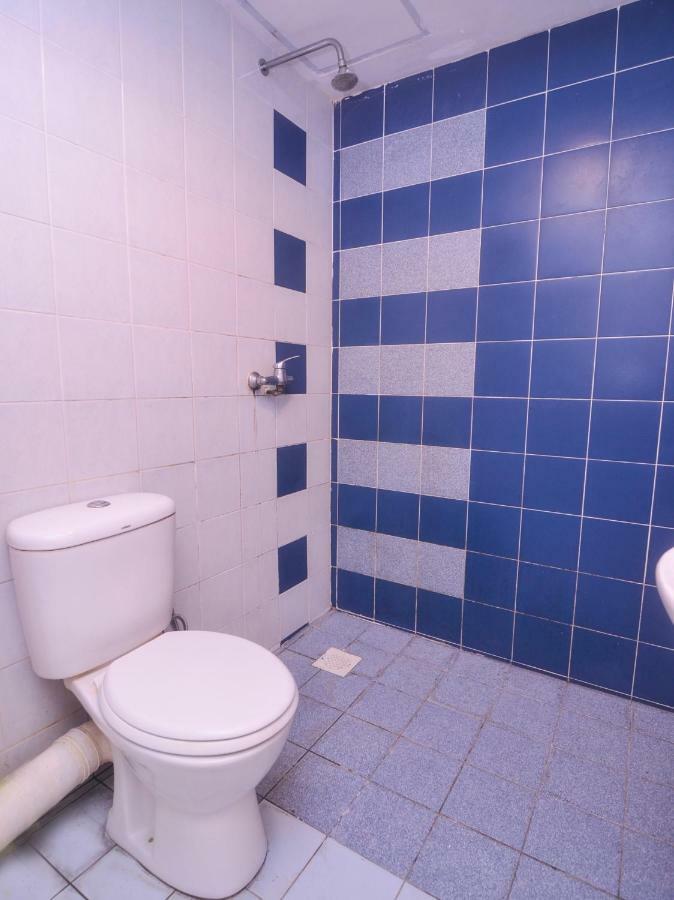 Oyo 44034 Furama Lodging House Kuching Extérieur photo