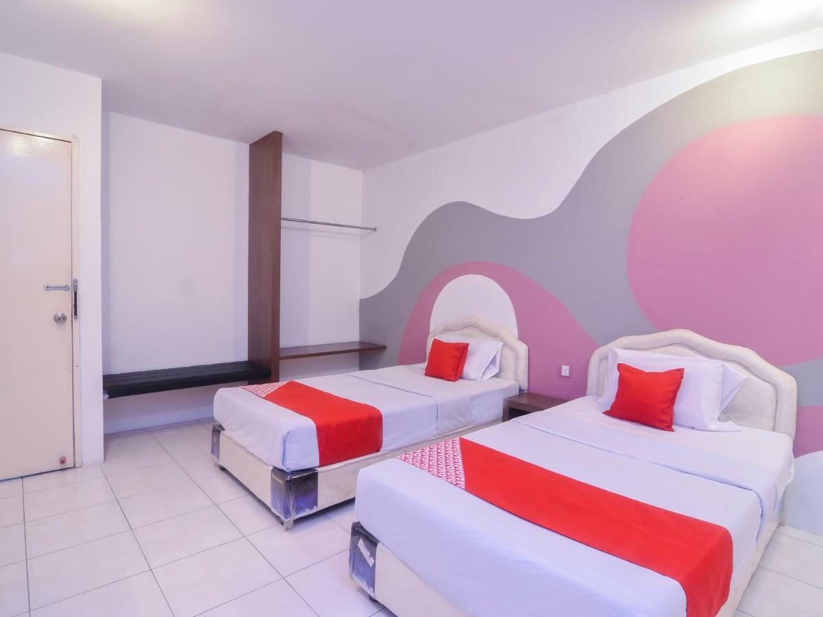 Oyo 44034 Furama Lodging House Kuching Extérieur photo