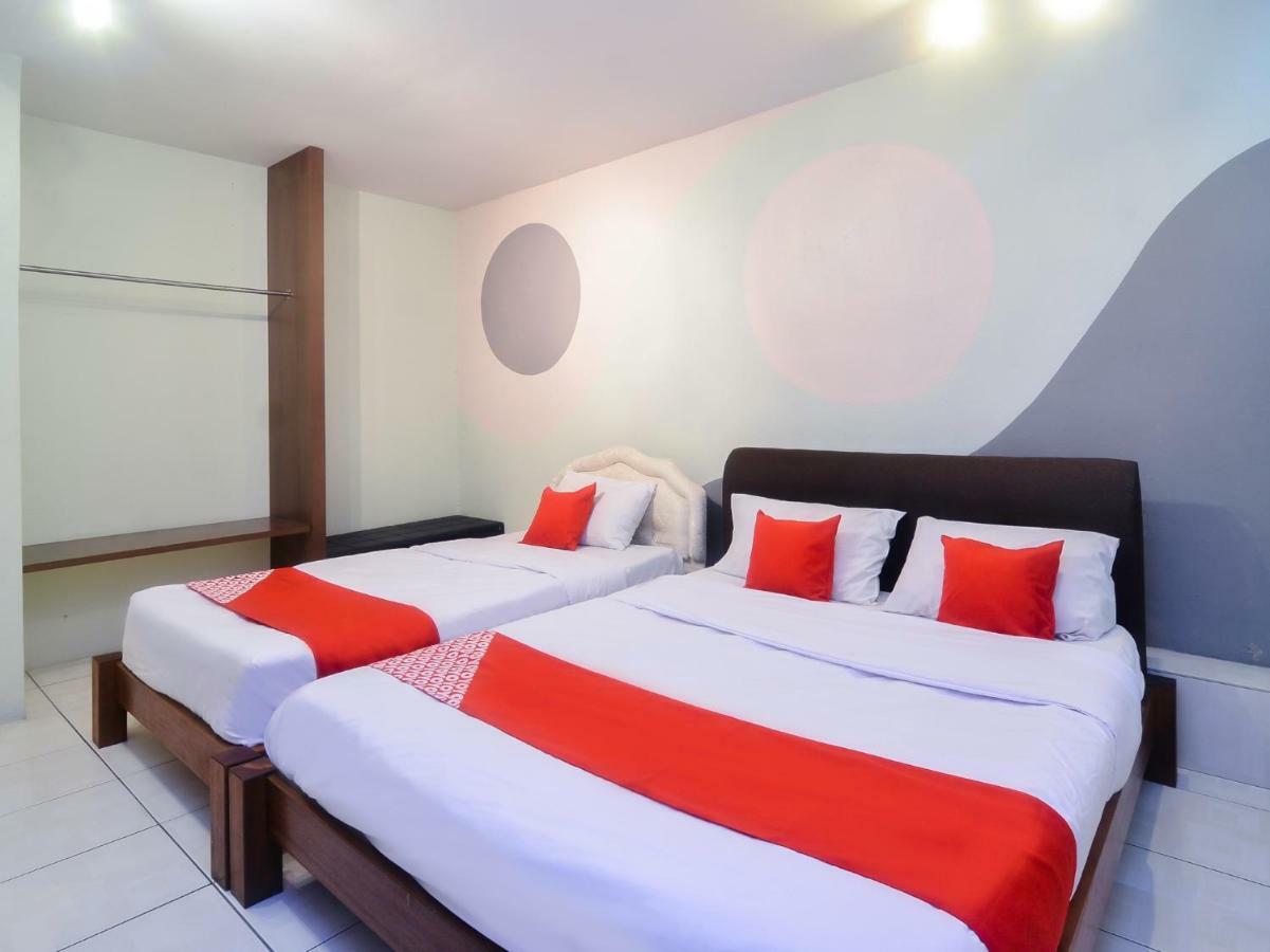 Oyo 44034 Furama Lodging House Kuching Extérieur photo