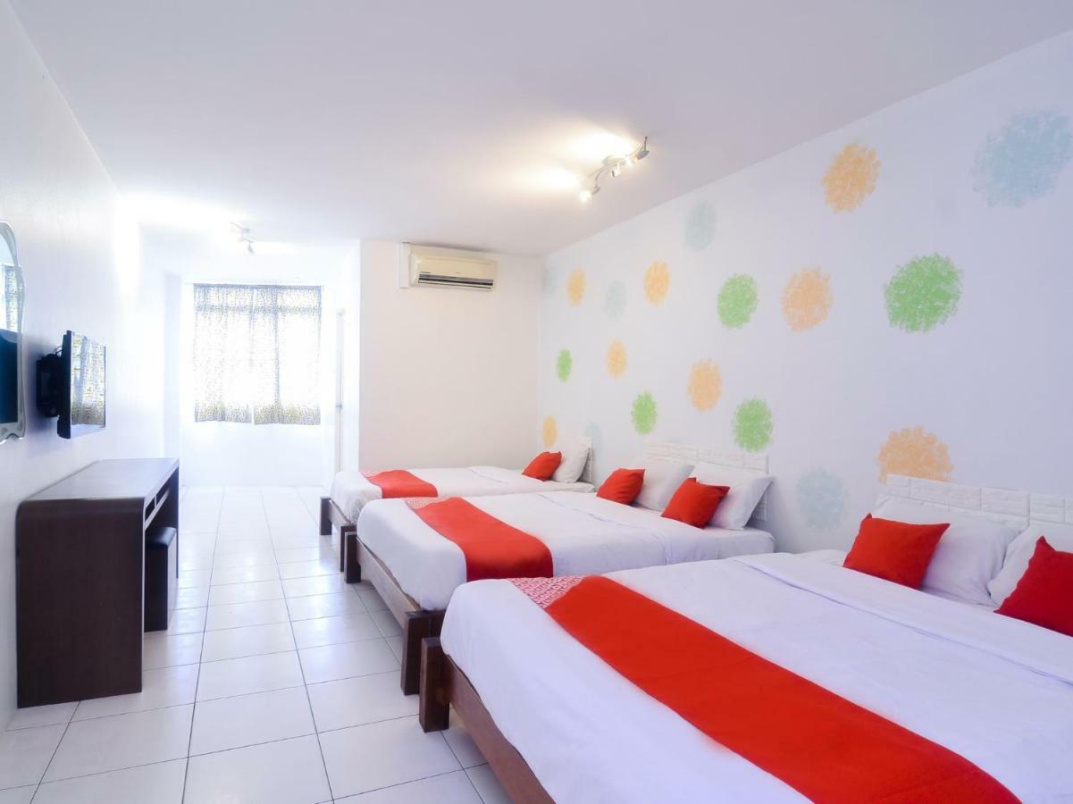 Oyo 44034 Furama Lodging House Kuching Extérieur photo