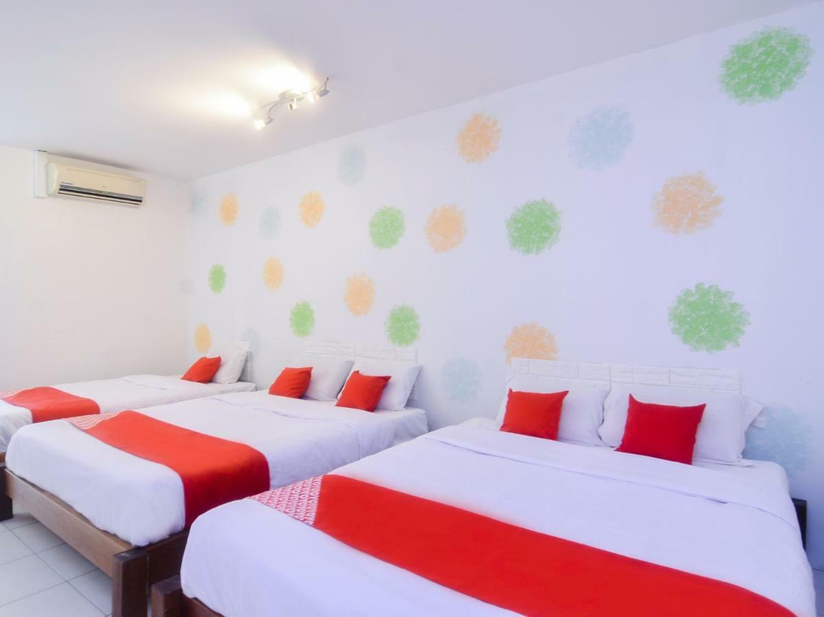 Oyo 44034 Furama Lodging House Kuching Extérieur photo