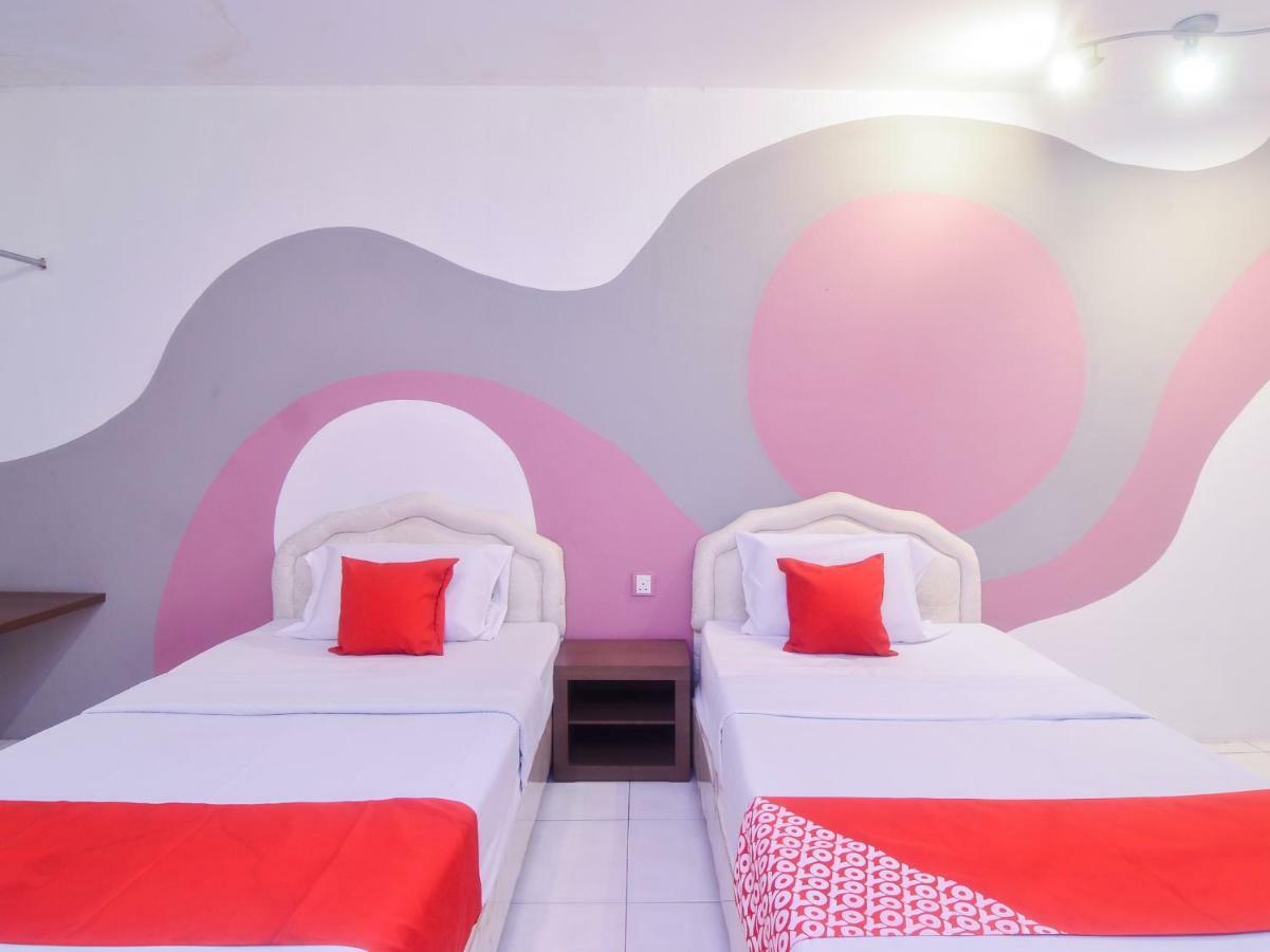 Oyo 44034 Furama Lodging House Kuching Extérieur photo