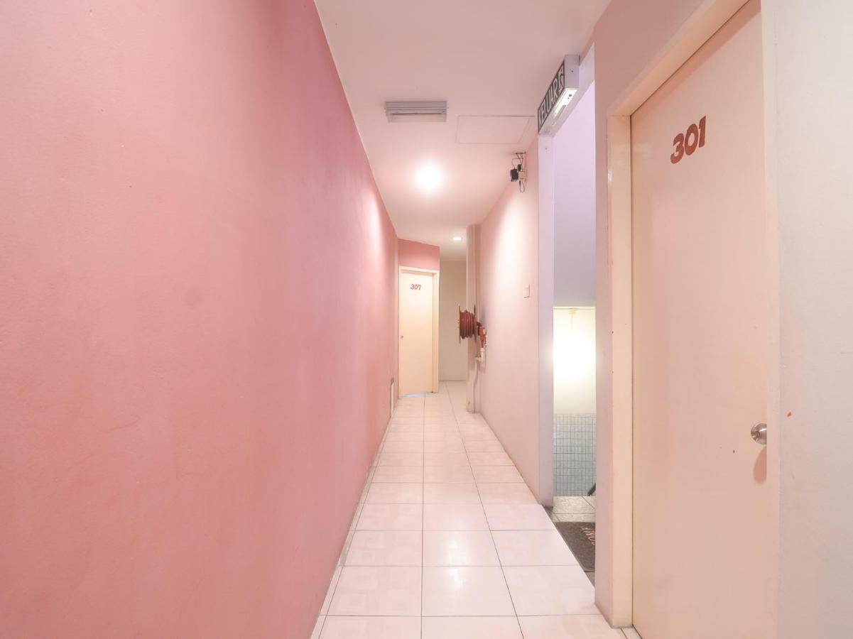 Oyo 44034 Furama Lodging House Kuching Extérieur photo