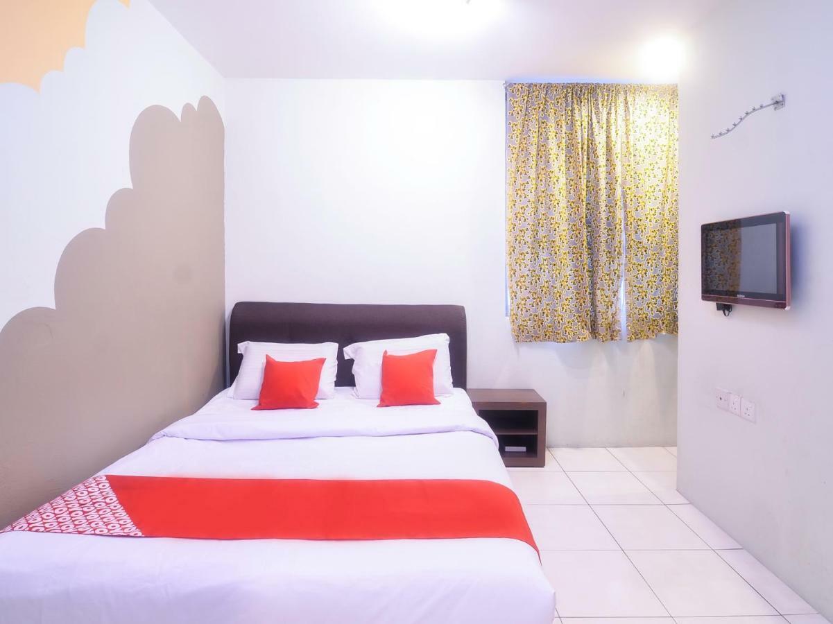 Oyo 44034 Furama Lodging House Kuching Extérieur photo